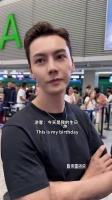 陈伟霆大方答应和粉丝合影，态度随和温柔，生图状态在线，完全没有明星架子
