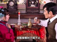 花魁意外怀上富豪的孩子，老鸨想趁此机会大捞一笔