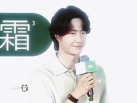 王一博单膝跪地直播与粉丝合影