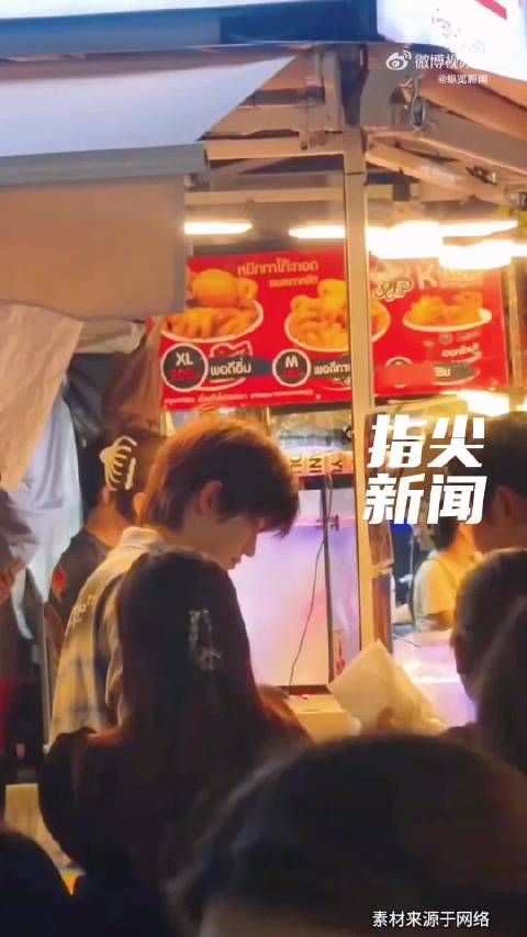 云旗泰国夜市偶遇粉丝，素颜推荐小吃叮嘱安全