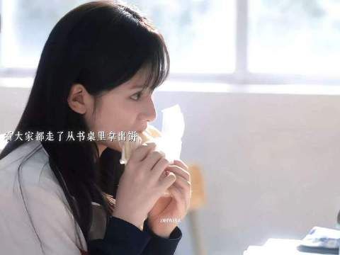 苗靖被母亲抛弃 没有钱吃饭 只能捡废品养活自己 张婧仪演的让人看了心疼