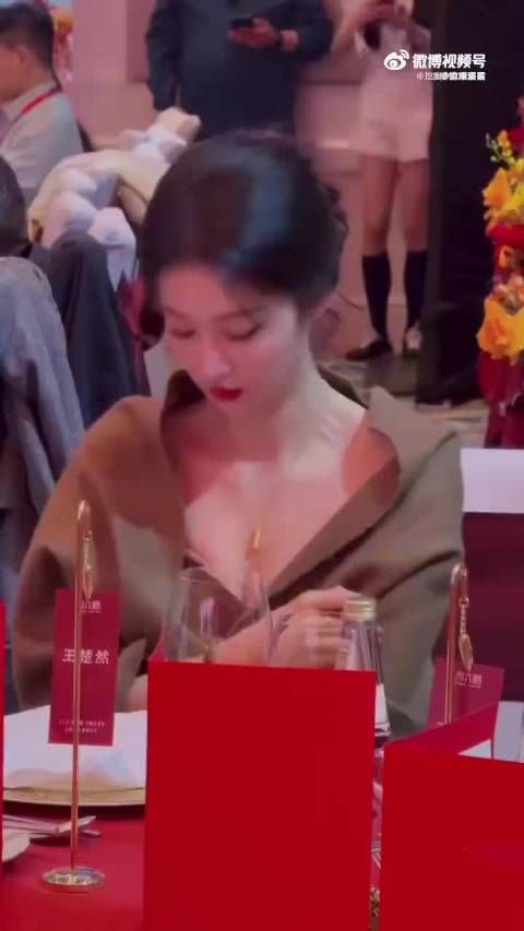 王楚然被偷拍仍微笑，见镜头下意识笑