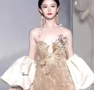这回真美了，整个人自信不少，女明星气场出来了