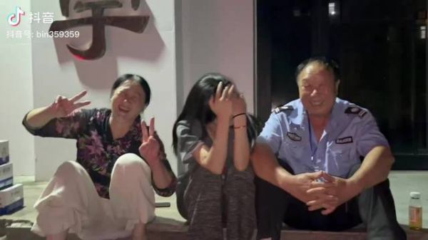 爸爸保安妈妈洗盘子，女儿开店一家超幸福