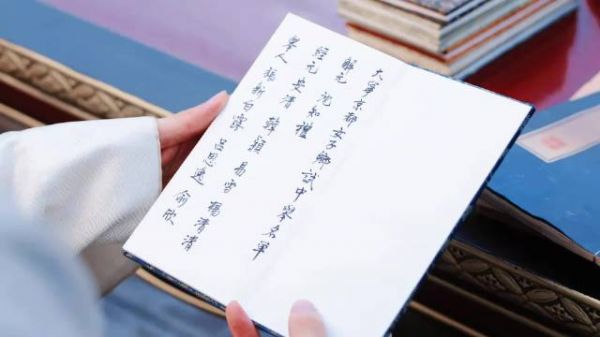 小沈大人好不容易吹嘘一下，被当众拆穿，手中的葡萄都不香了