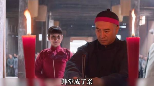 抛开重重阻碍决意接纳彼此，在艰苦的世道里，盼着往后可以相互依靠共度朝夕