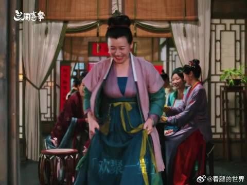 中秋佳节阖家团圆，与家人一起赏明月看好戏