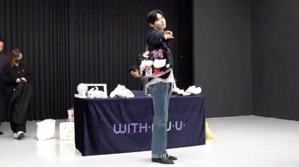 天生优越黄旼炫 260905 WITHMUU签售会 饭拍视频一则 sakulla_89