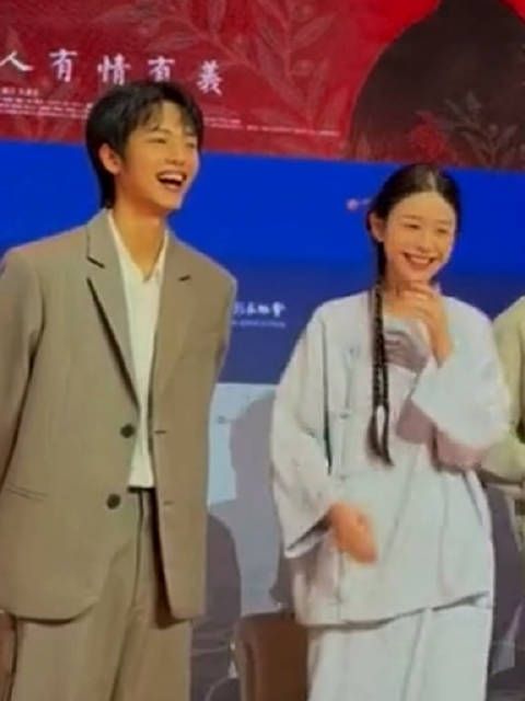 我们木生终于和日思夜想的老婆并肩站在一起了