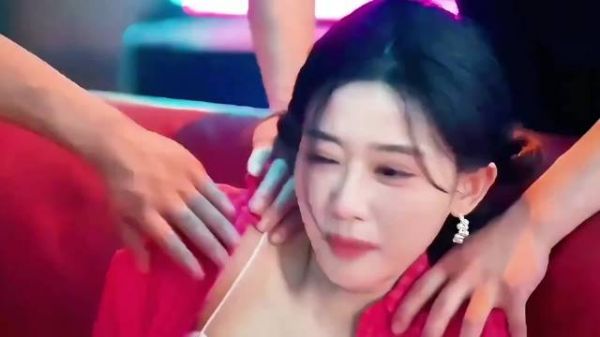 女主播被恶霸绑架玩弄,男友搏命救人,却在头顶玩起生死游戏