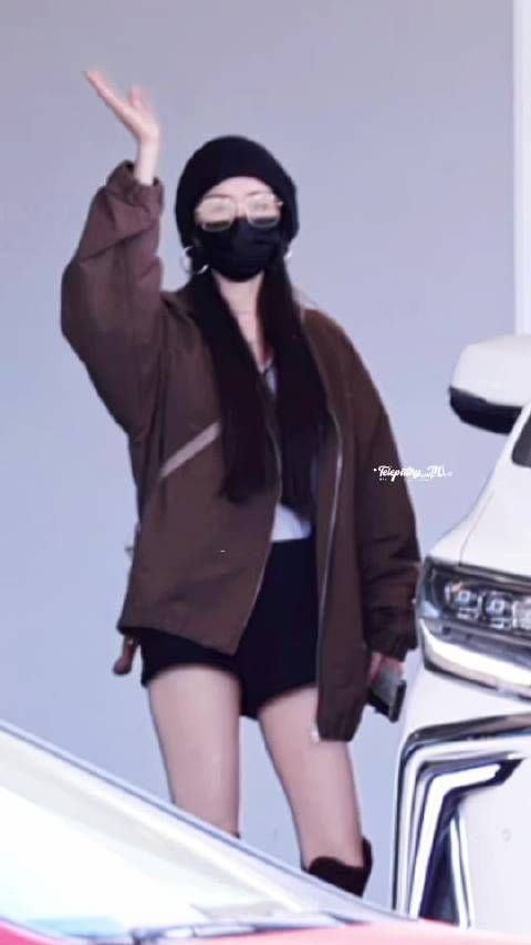 杨幂260908上海现身,SW女王私服造型亮相