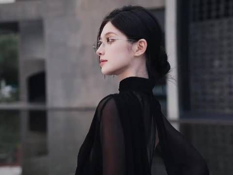小米澎程美女车模,评论区都在喊“小爱同学”!