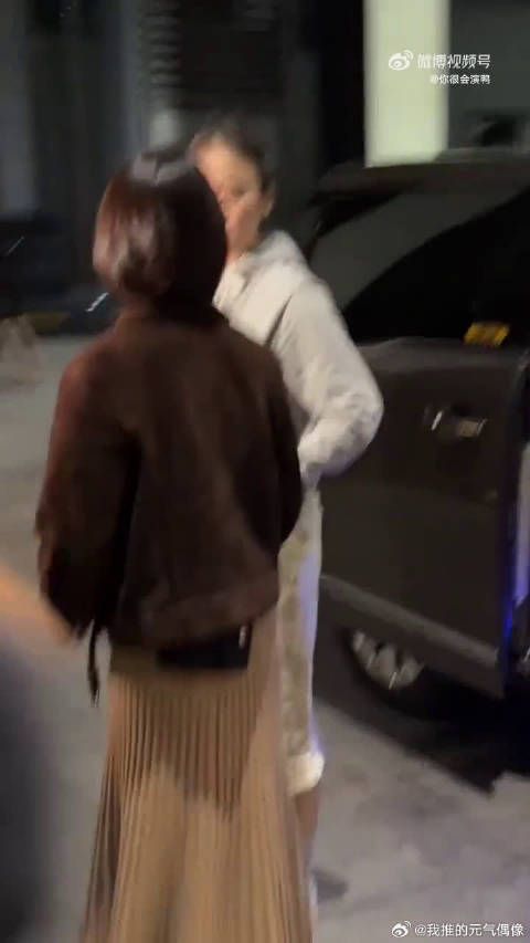 比起剧本式姐妹情，这种实打实的操心，才更能打动观众，很有市场