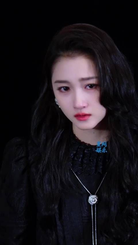 美人落泪来的 这个发型美出新高度了