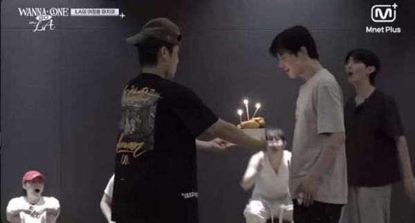 WannaOne LA行中为黄旼炫庆生一闪而过