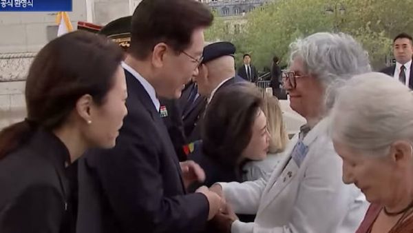 窝也要被妈妈抱 跟妈妈脸贴脸！
