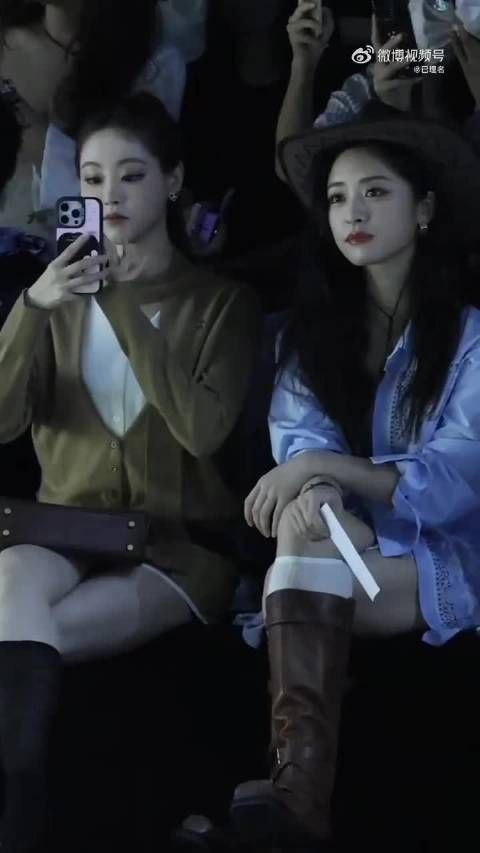 沈月祝绪丹同框看秀，沈月看到半裸男的反应