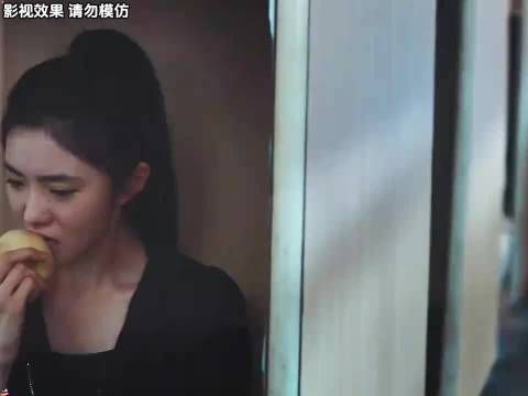 女孩听见有人求救连忙上前帮忙，谁料歹徒竟直接无视了女孩，这下惨了