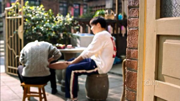 曹信腿伤霍青莲忙前忙后，一声霍阿姨让她一怔