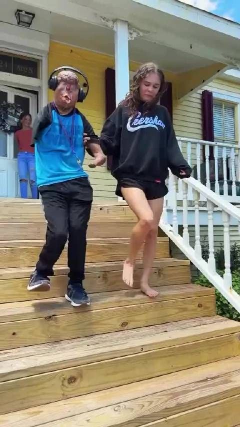 美国女士与残疾兄弟散步视频TikTok意外走红