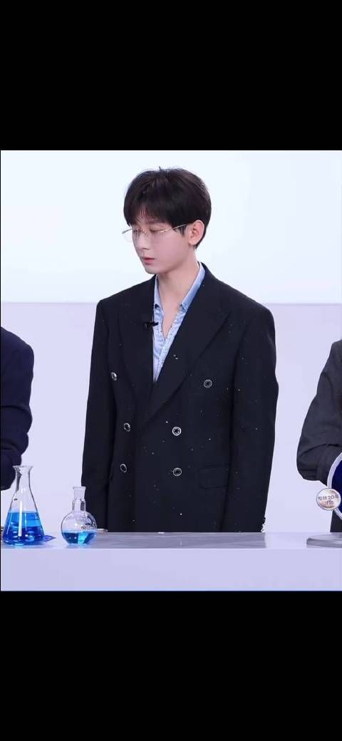 演员不容易，商务活动打喷嚏都要想办法憋回去，成毅太厉害啦！