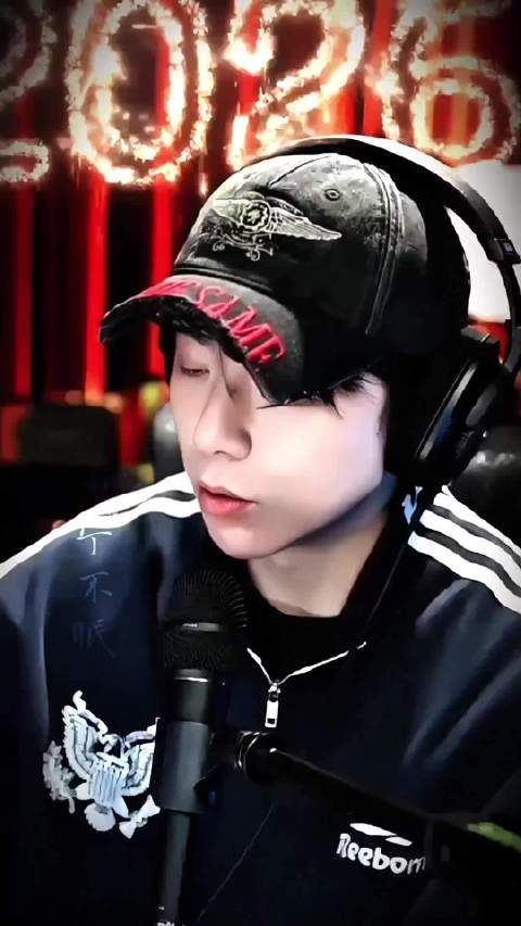 直播的公屏真的是五花八门 没有腹肌看看啤酒肚也行