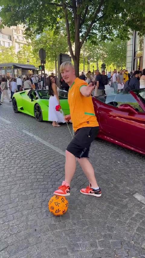 金发小伙送花被拒，打开兰博基尼车门结局大快人心