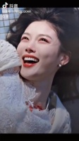 悲伤到极致是笑着流泪 有什么抵得过心甘情愿 又有什么蠢的过自欺欺人