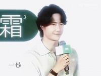 王一博单膝跪地与粉丝合照