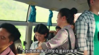 大妈想强行让坐着的年轻乘客让座，怀孕的女孩见状决定给她上一课