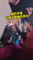 丢了手机而不自知的外国人：他们在干嘛呢，这么嗨？