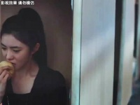 女孩听见有人求救连忙上前帮忙，谁料歹徒竟直接无视了女孩，这下惨了