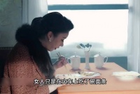 女人只是在火车上吃了碗面条，不料她这一行为惹来了杀身之祸