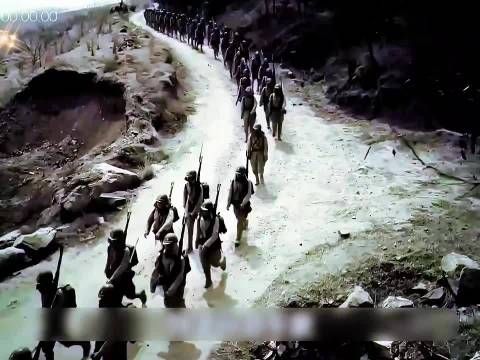 行军至山谷，突然冒出一股浓烟，日寇被吓得 落荒而逃