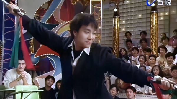 邰正宵不唱玫瑰改秀双刀绝技