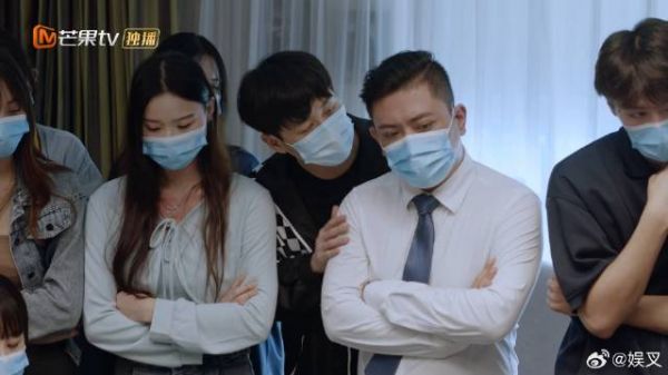 江天昊选剧本 使鬼点子在人群中找到负责人，立马去套近乎