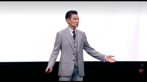 刘德华亮相华为发布会，他坦言要敢于挺过糟糕日子
