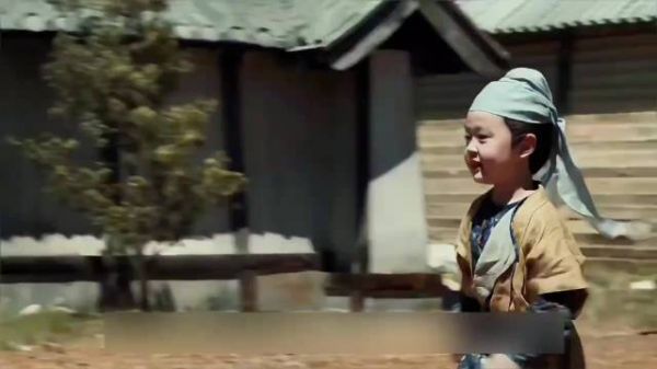 小男孩正独自在街上玩耍,结果差点丧命被妖怪拉进地底下