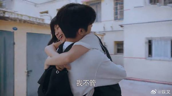 凌霄回国,尖尖见他就往上扑,李爸:跟猴似的!