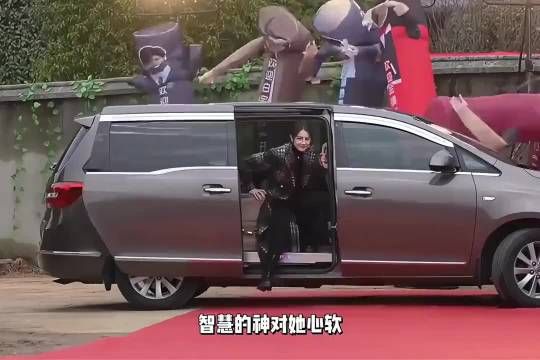 拜金靖所赐，第一次看到迪丽热巴低头走红毯啊哈哈哈！