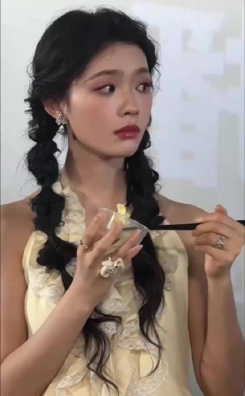 镜头前的林允丝毫不做作,并没有刻意细嚼慢咽!