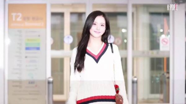 Jisoo 金智秀出发纽约看秀 机场look