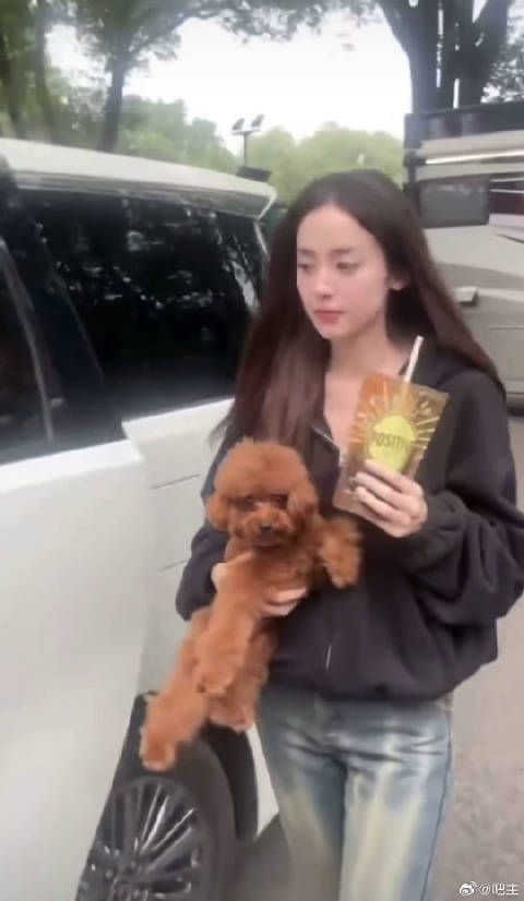 娜扎密室转盘抱柱旋转，几圈后晕头转向