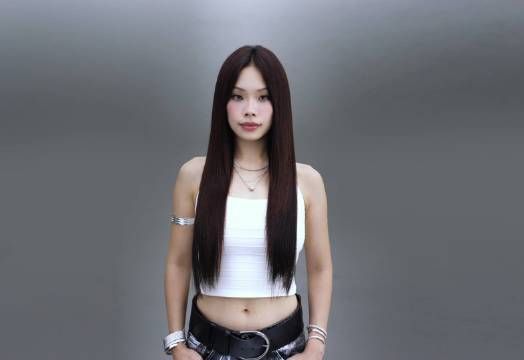 万妮达接连嘴瓢翻车，头发却柔顺透亮