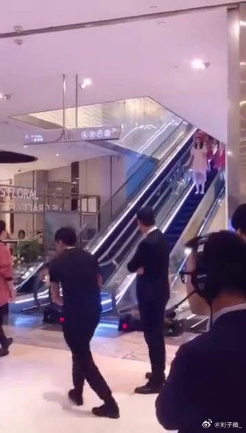赌王儿子求婚奚梦瑶，出手阔绰，但这出场的伴舞有点迷啊！