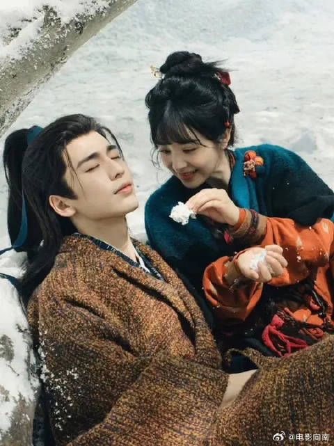暗戳戳吃小醋醋的傲娇侯爷，媳妇两句话就给聊美了，小表情丰富的很