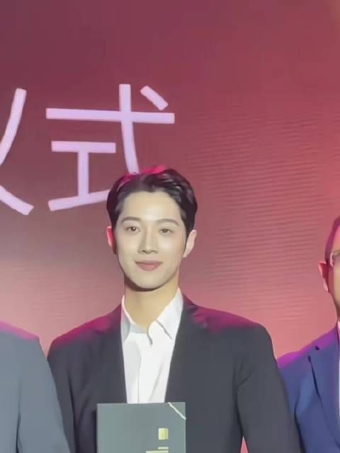 赖冠霖转行导演，状态好显书卷气，说话无台湾腔