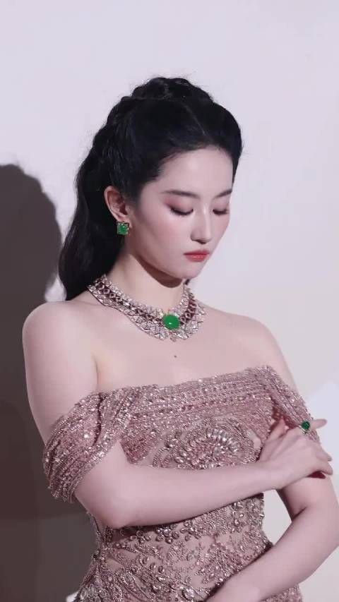 刘亦菲编辑ins删合照，裁掉越南女星