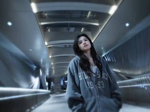 张婧仪连帽衫造型被赞雅痞攻系美人