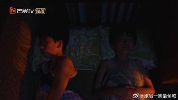 男孩痴迷看电视被邻居劝阻，结果高情商回复，让人哭笑不得